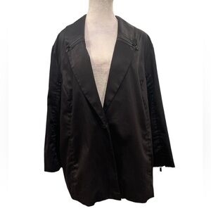 Spinner 16W black cropped one button close blazer zip details on collar/cuffs